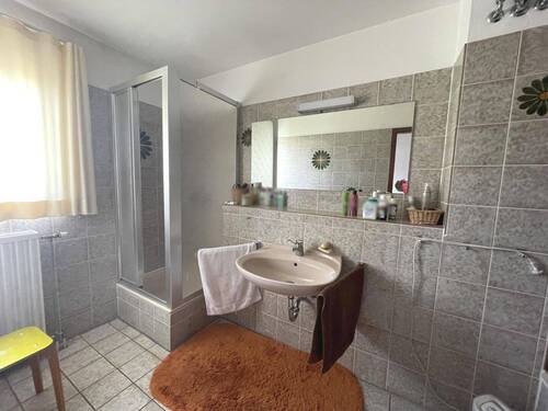 Badezimmer mit Dusche, Waschbecken... - 