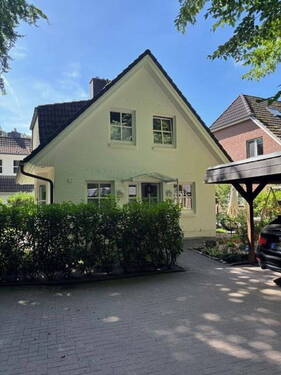 Vorderansicht Haus - Von privat: Gepflegtes Einfamilienhaus mit Garten in ruhiger Waldrandlage