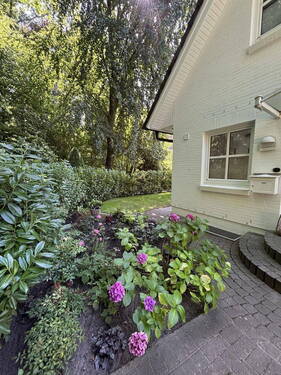 Vorderansicht mit Beet - 5 Zimmer Einfamilienhaus zum Kaufen in Großhansdorf