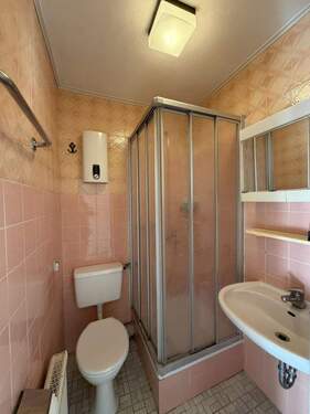 Bad mit Dusche - 