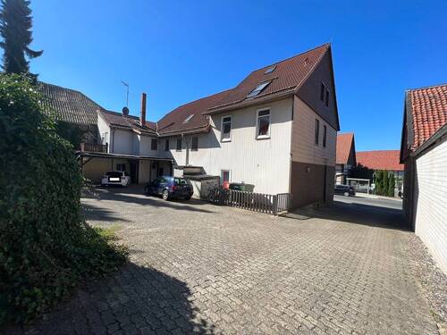 Zufahrt und Hof - 1 Zimmer Mehrfamilienhaus, Wohnhaus in Seesen