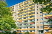 Hausansicht - Modernisierte 3-Raum-Wohnung mit Balkon