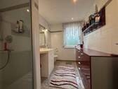 Modernes Badezimmer mit Dusche - 