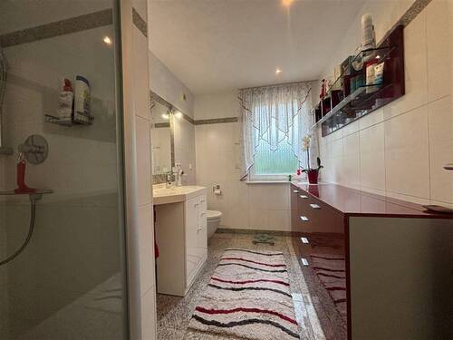 Modernes Badezimmer mit Dusche - 