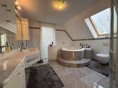 Luxuriöses Badezimmer mit Eckwanne - 