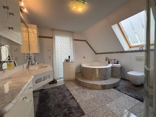 Luxuriöses Badezimmer mit Eckwanne - 