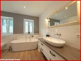 Badezimmer mit Wanne und Dusche im Erdgeschoss - 