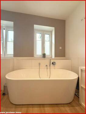 Badezimmer mit Wanne und Dusche im Erdgeschoss - 