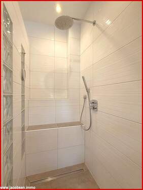 Badezimmer mit Wanne und Dusche im Erdgeschoss - 