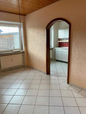 Esszimmer mit Zugang zur Küche - 