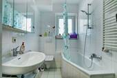Badezimmer mit Fenster - 1 Zimmer Einfamilienhaus in München