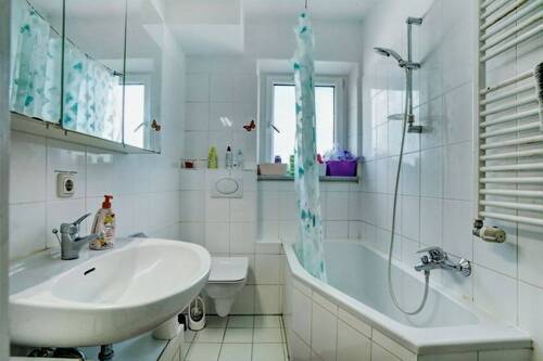 Badezimmer mit Fenster - 1 Zimmer Einfamilienhaus in München