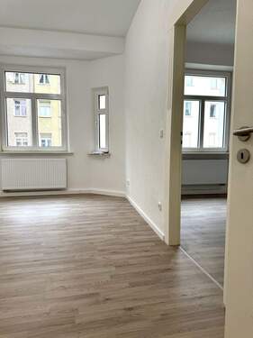 Wohnzimmer mit Blick ins Schlafzimmer - +++NEU RENOVIERTE 2- ZIMMER- WOHNUNG ZENTRAL IM HERZEN NÜRNBERGS +++