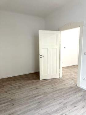 Schlafzimmer mit Blick ins Wohnzimmer - 2 Zimmer Etagenwohnung in Nürnberg