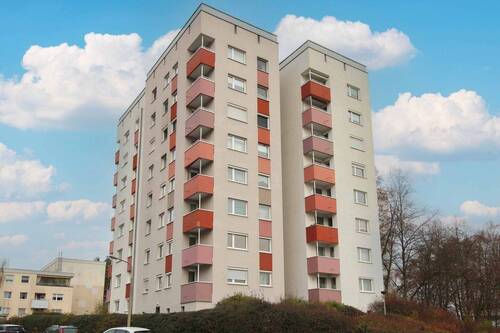 Hausansicht - Attraktive 2-Zimmer-Wohnung mit Loggia, Aufzug und Gestaltungspotential