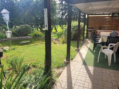 Außenterrasse zum Teich - 7 Zimmer Einfamilienhaus in Bernau