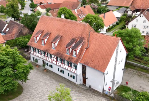 Luftbild Nordwestseite - Historisches Gasthaus (brauereifrei) mit 5 Fremdenzimmern und idyllischem Biergarten