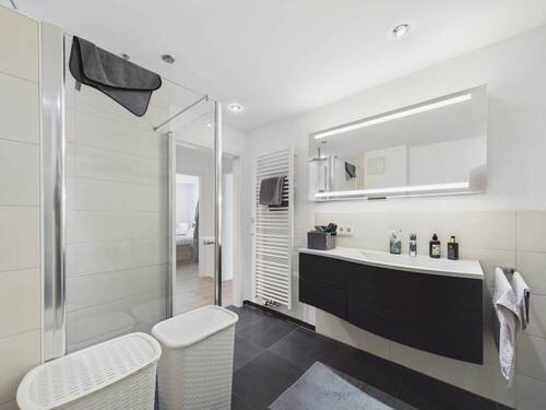 Badezimmer mit Dusche - 