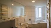 Badezimmer mit Eckbadewanne - 