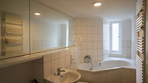 Badezimmer mit Eckbadewanne - 