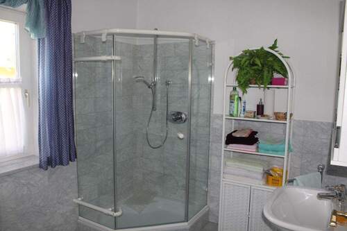 ... mit eigenem Gästebad und WC - 