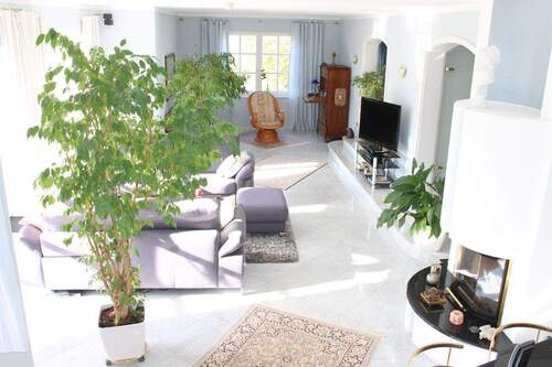 Über die marmorbelegte Treppe ... - 