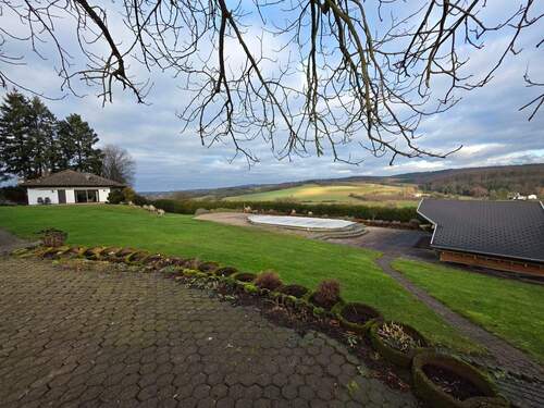 Außenansicht - Ein perfekter Rückzugsort mit Privatsphäre und exklusivem Weitblick in den Taunus