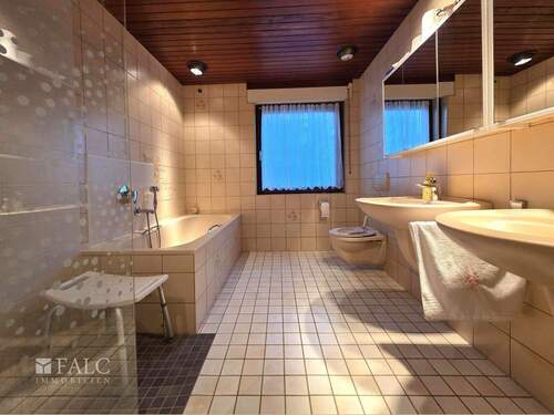 Badezimmer mit Wanne und Dusche - 