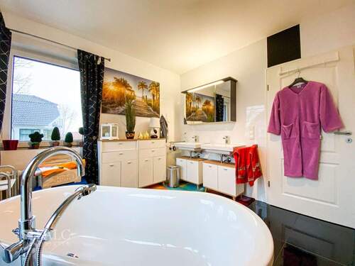 1. OG mit Badewanne rechte Seite - 