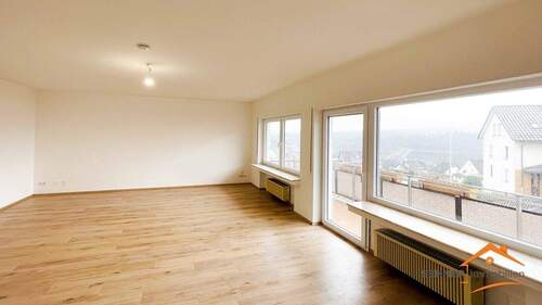 Wohnzimmer mit Balkon - Erdgeschosswohnung mit Seeblick: ETW (ca. 114m²) mit Fernsicht und Balkon am Sorpesee