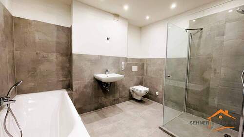 Neues Bad mit Dusche und Badewanne - 3 Zimmer Etagenwohnung in Sundern