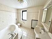 Badezimmer m. Badewanne - 