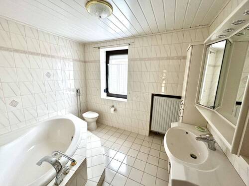 Badezimmer m. Badewanne - 