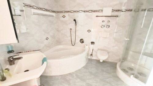 Bad-Dusche-WC im OG - 
