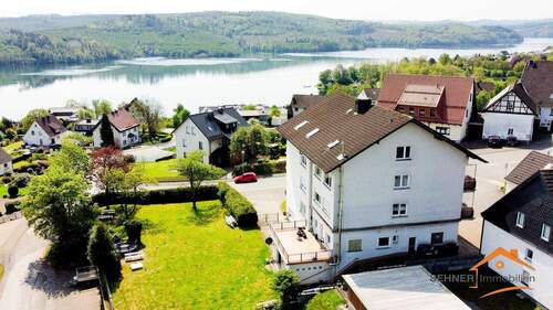 Hausansicht und See - Sorpesee: Souterrainwohnung (90m²) mit Seeblick und kleiner Terrasse in Langscheid