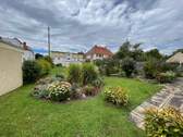 Garten m. Terrasse u. Beeten - 