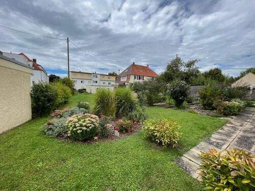 Garten m. Terrasse u. Beeten - 