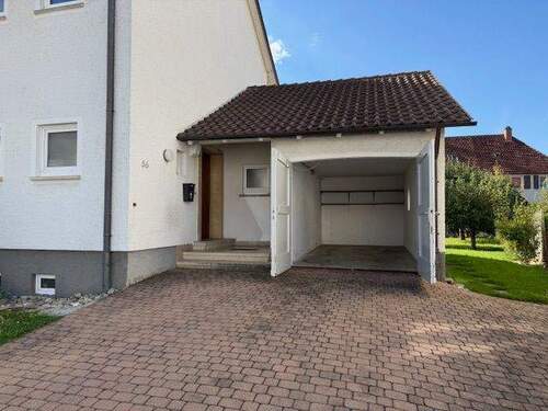Garage und Hauseingang - 