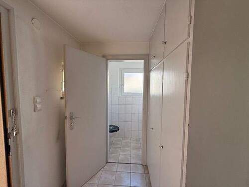 Eingangs-/Garderobenbereich m. Gäste-WC - 