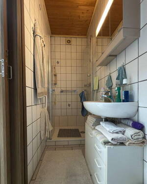 Badezimmer mit Dusche im EG - 