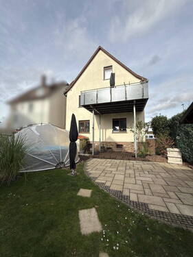 Gartenansicht mit Balkon - 8 Zimmer Mehrfamilienhaus, Wohnhaus zum Kaufen in Butzbach