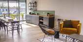 Küche und Loungebereich EG - 