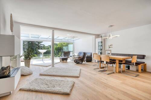 Wohnzimmer - Am Ende der Straße steht ein Haus am See. Wohnen am Wasser - Modernes Traumhaus mit Seeblick