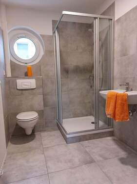 Duschbad mit WC + WM-A - 5 Zimmer Etagenwohnung zur Miete in Chemnitz