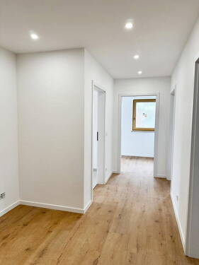 Flur - Frisch sanierte 3-Zimmer-Wohnung mit Süd-West-Balkon und Blick ins Grüne in Fürth-Unterfarrnbach