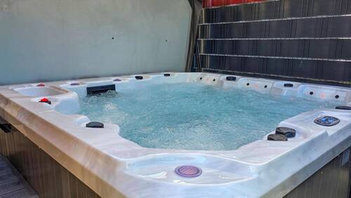 Jacuzzi - 