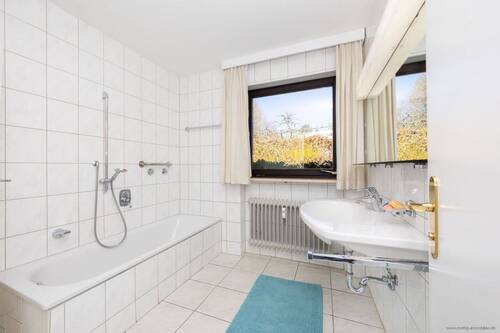 Tageslichtbadezimmer - Doppelhaushälfte mit 166,00 m&sup2; in Gräfelfing zum Kaufen