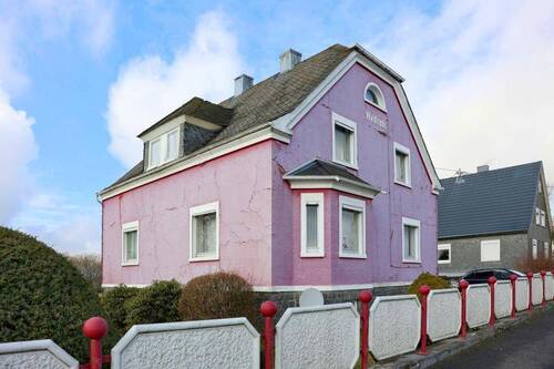 Seitenansicht - Hier gibt es eine Vielzahl von Möglichkeiten! Gemütliches Einfamilienhaus mit großem Grundstück in Langenhahn