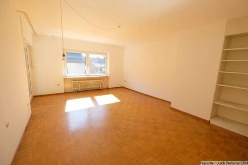 Wohnzimmer mit Balkonzugang - Etagenwohnung mit 71,00 m² in Remseck zum Kaufen