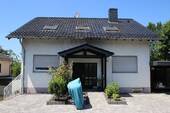 Bild 1 - Modernisierte Eigentumswohnung EG 4 Zimmer+ große Terrasse mit Fernblick Gäste-WC Carport Stellplatz